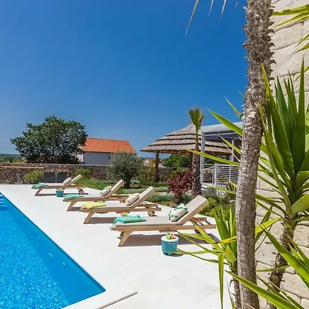 Family Friendly House With A Swimming Pool Galovac, Zadar - 17551 بيت للعطل *