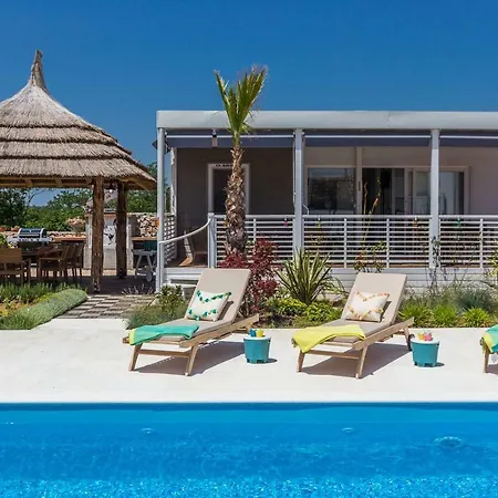 بيت للعطل Family Friendly House With A Swimming Pool Galovac, Zadar - 17551