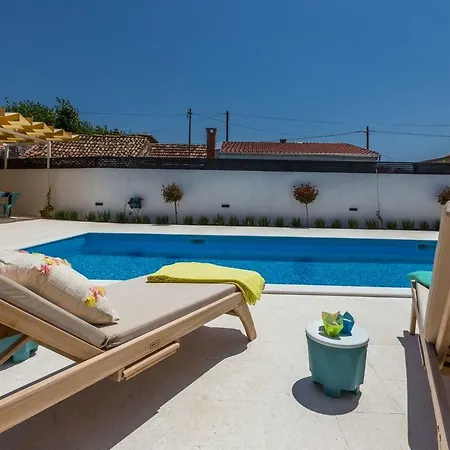 Family Friendly House With A Swimming Pool Galovac, Zadar - 17551 بيت للعطل Galovac (Zadar)